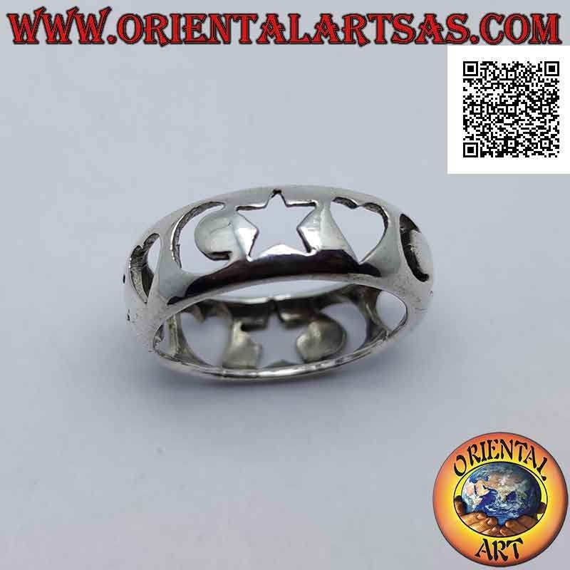 Anillo de plata con banda lisa redondeada con corazones, estrellas y lunas perforadas