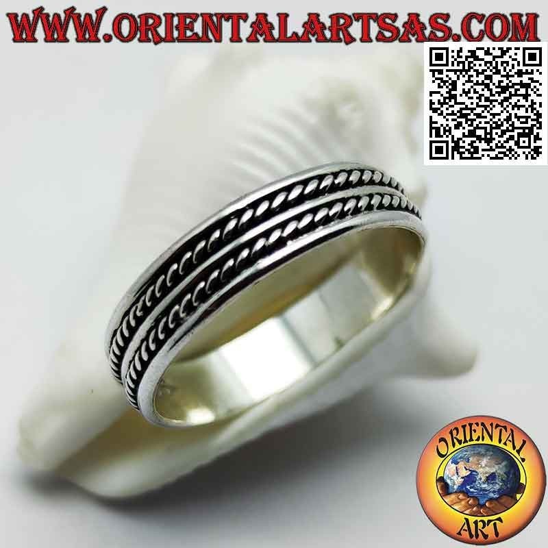 Anello in argento a fedina con linea liscia tra intrecci obliqui