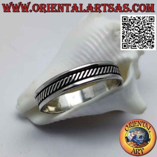 Anello in argento a fedina con intreccio obliquo tra linee lisce