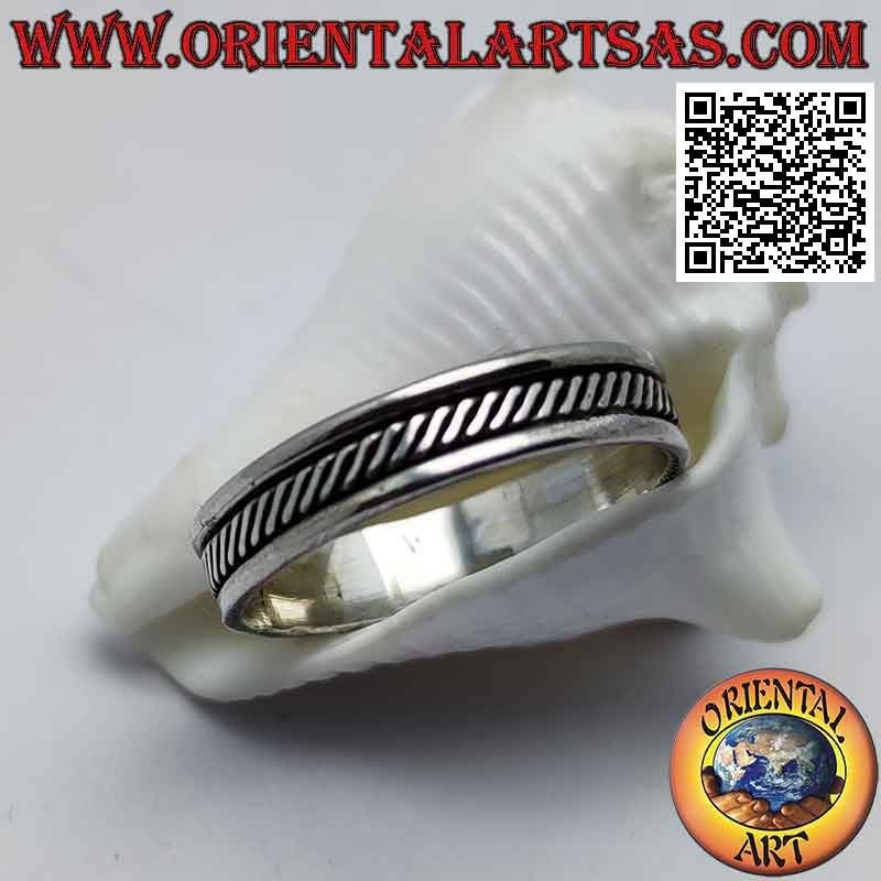 Anello in argento a fedina con intreccio obliquo tra linee lisce