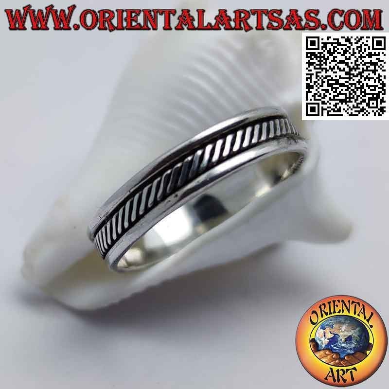 Bague en argent avec un entrelacement oblique de lignes lisses