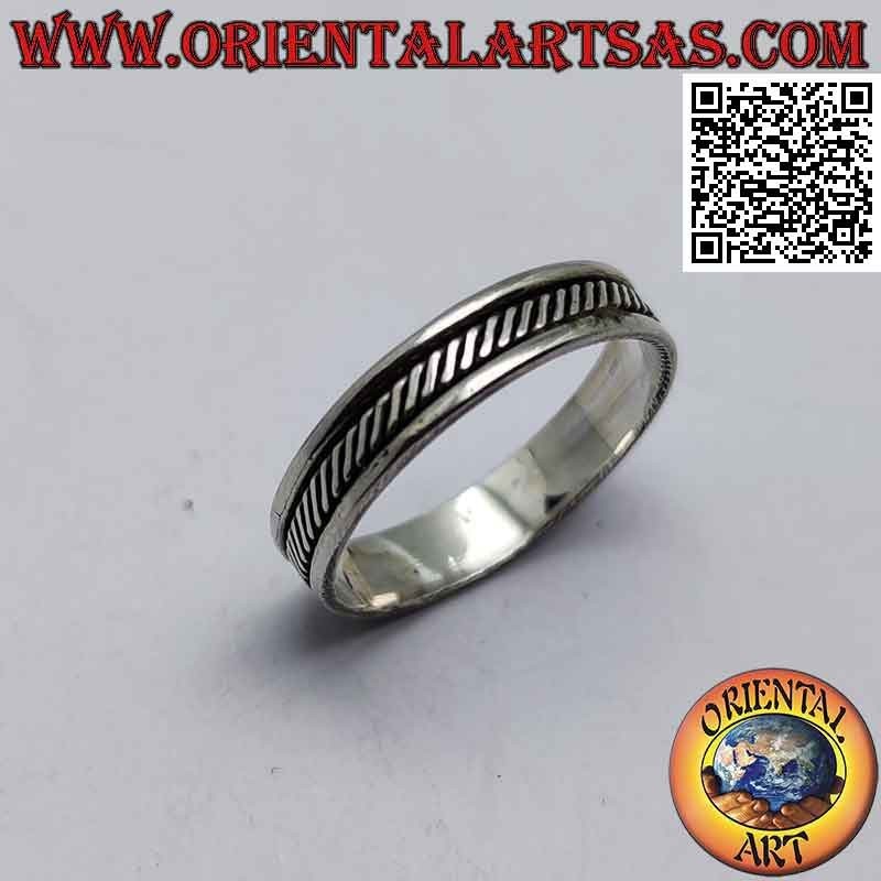 Anello in argento a fedina con intreccio obliquo tra linee lisce