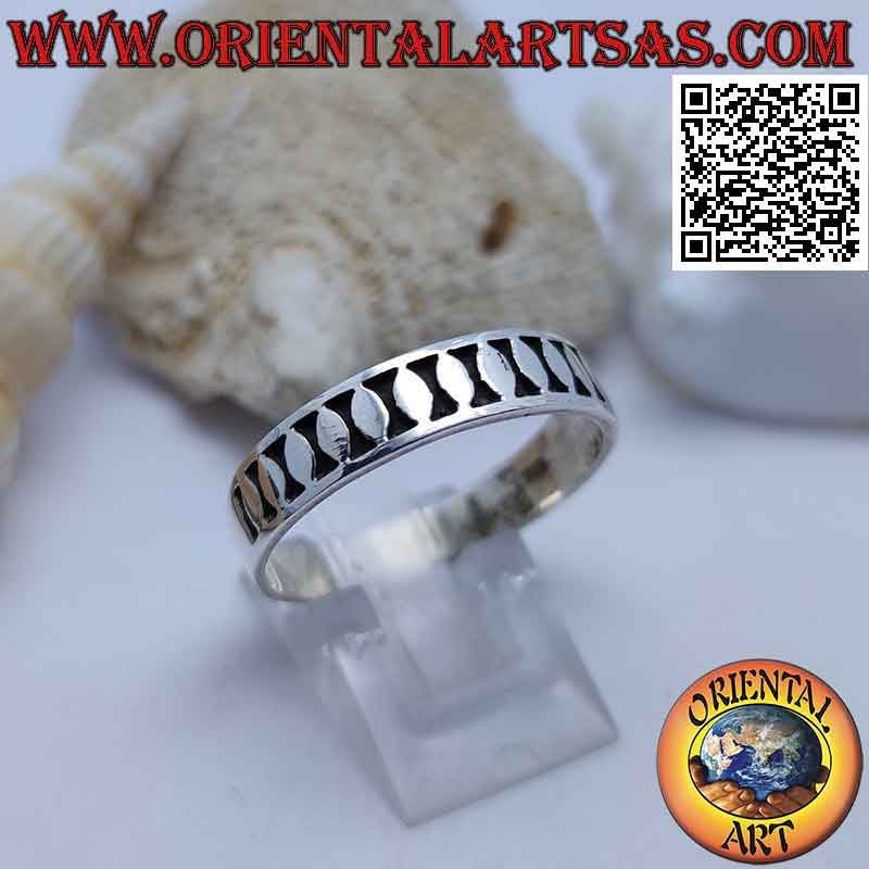 Anello in argento a fedina con ovali verticali lisci in bassorilievo