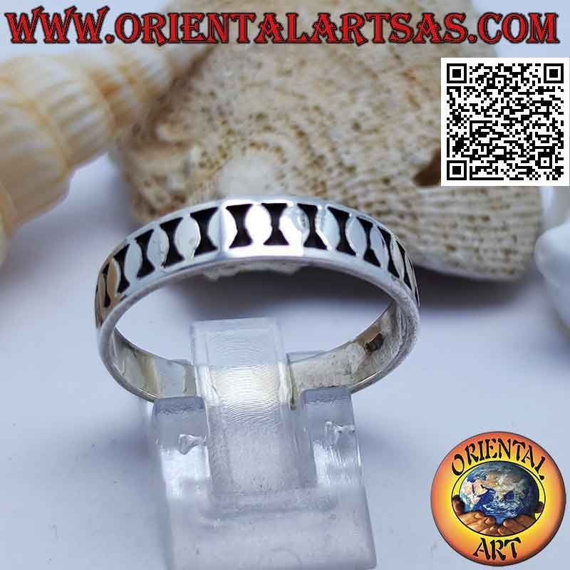 Anello in argento a fedina con ovali verticali lisci in bassorilievo