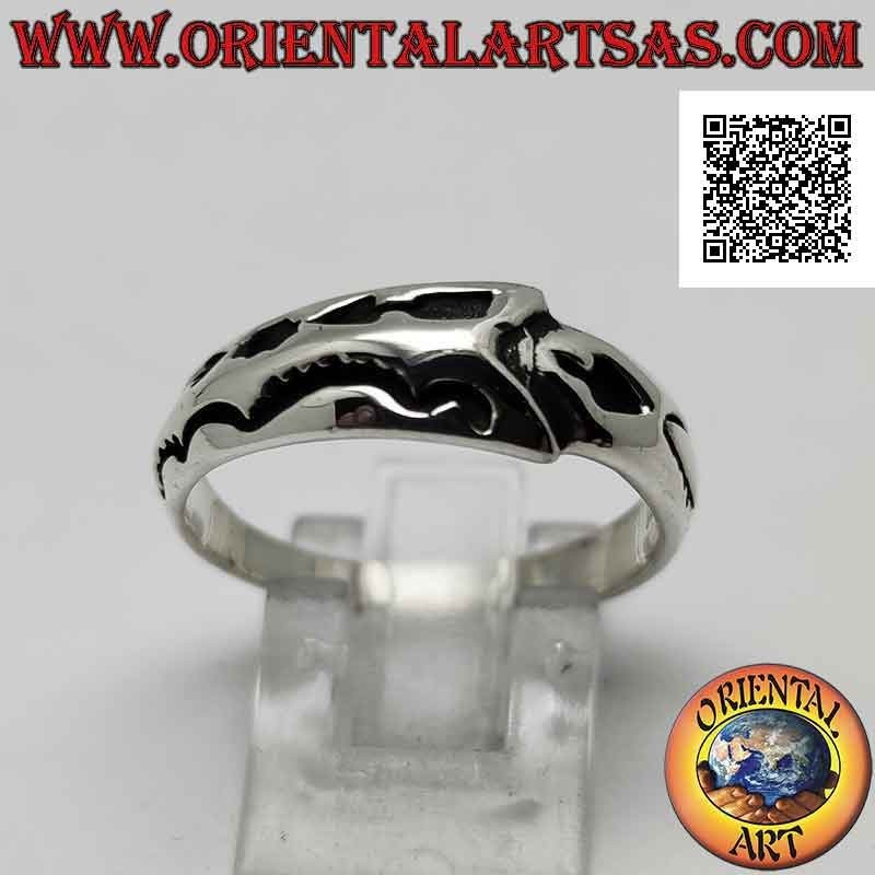 Anello in argento a fedina crescente con sovrapposizione con incisioni miste