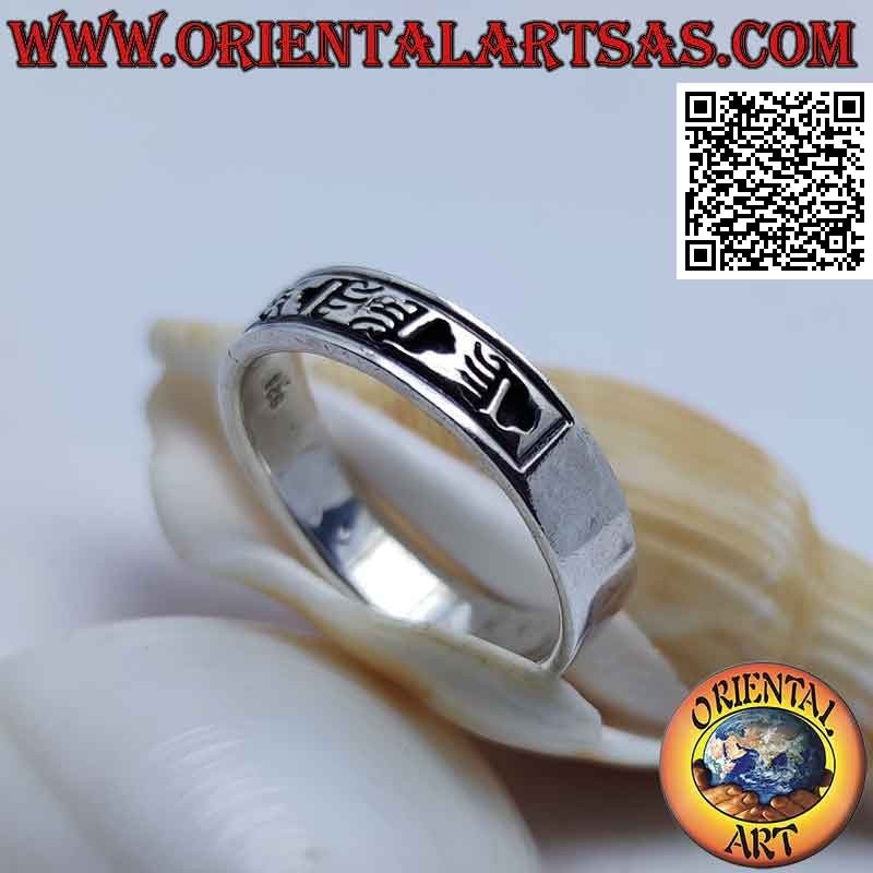 Anello in argento a fascetta liscia con incisioni geroglifiche incise