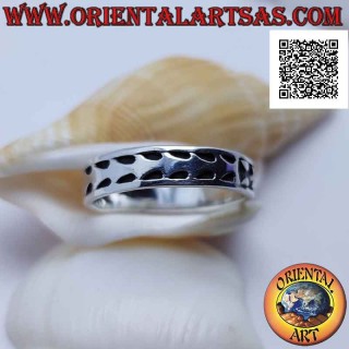 Bague en argent avec un dessin positif et négatif de flèches en bas-relief