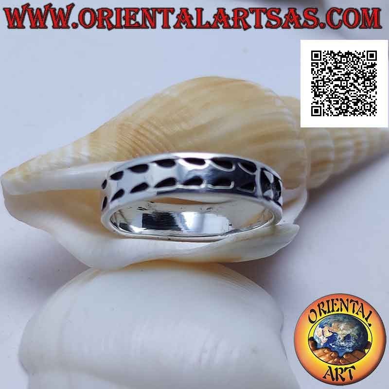 Anillo de plata con dibujo positivo y negativo de flechas en bajorrelieve