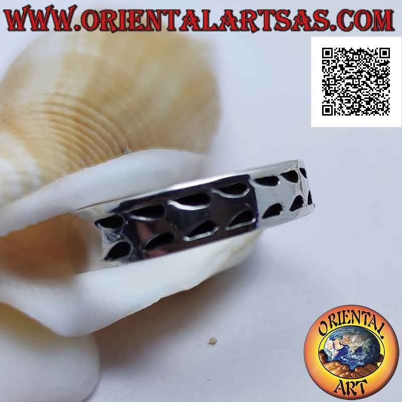 Silver ring with a positive and negative drawing of arrows in bas-relief