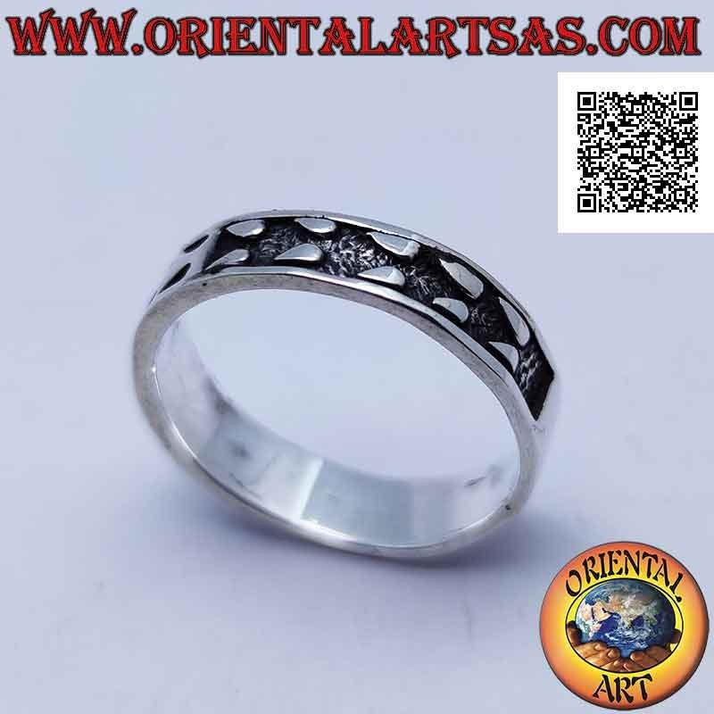 Silver ring with a positive and negative drawing of arrows in bas-relief