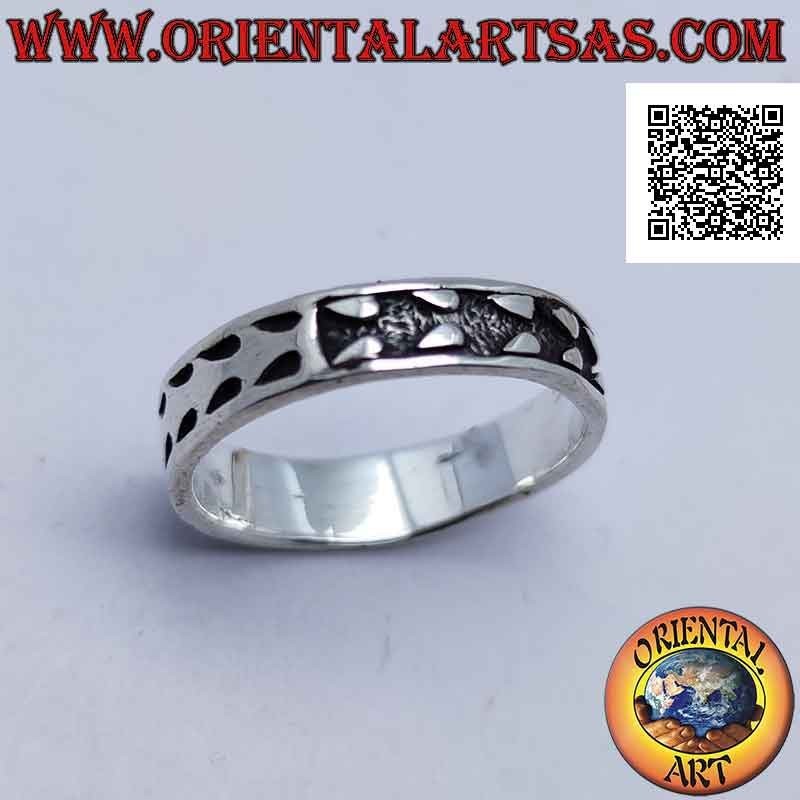 Silver ring with a positive and negative drawing of arrows in bas-relief