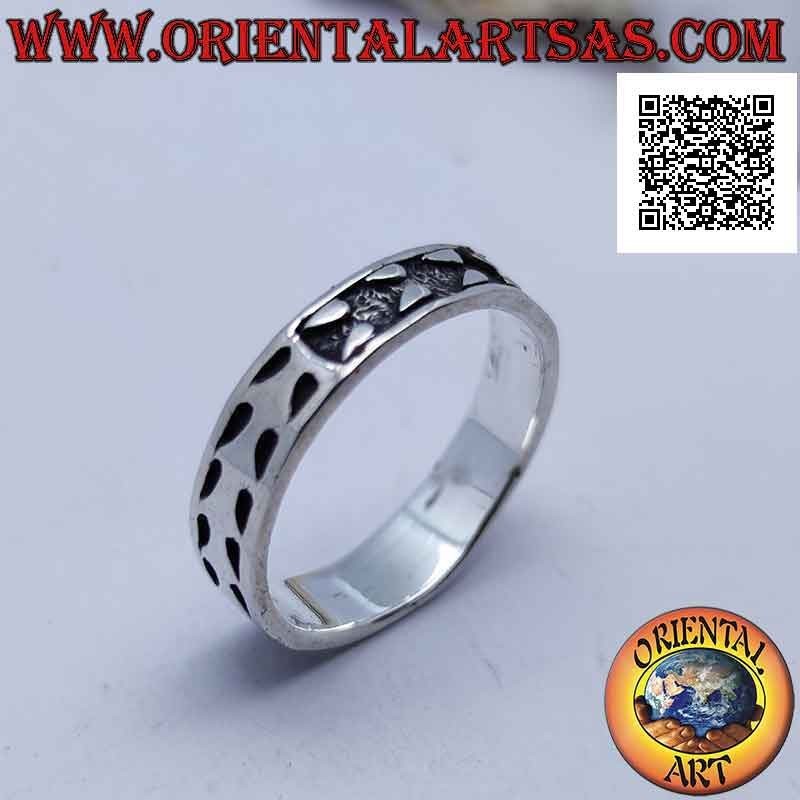 Bague en argent avec un dessin positif et négatif de flèches en bas-relief