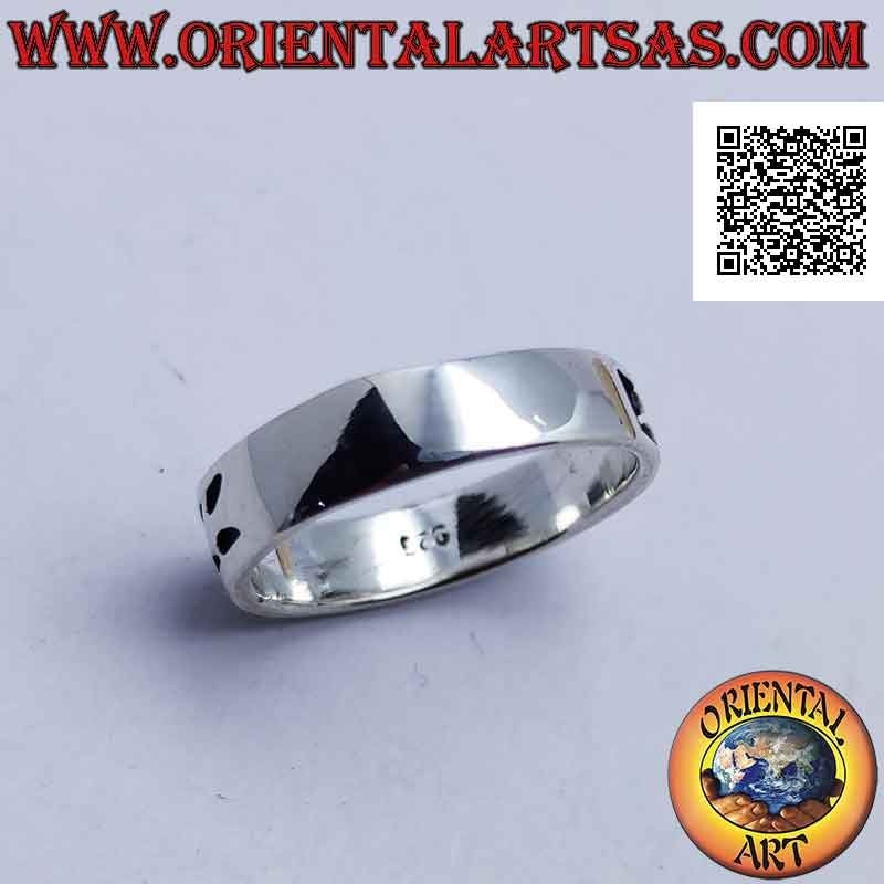 Anillo de plata con dibujo positivo y negativo de flechas en bajorrelieve