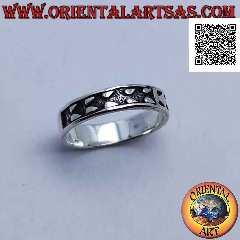 Bague en argent avec un dessin positif et négatif de flèches en bas-relief