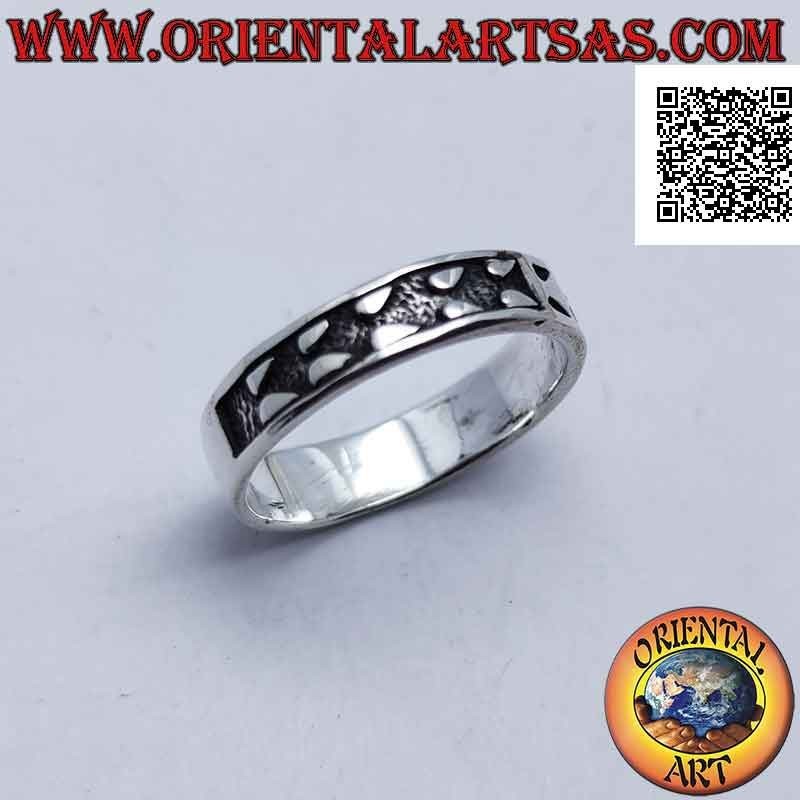 Silver ring with a positive and negative drawing of arrows in bas-relief