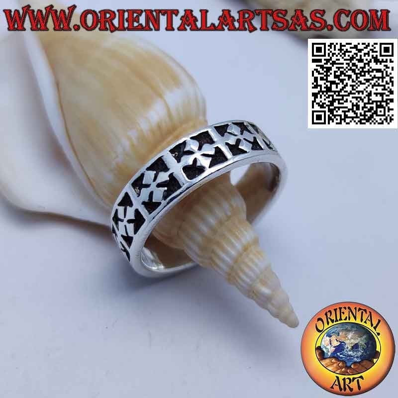 Anello in argento a fedina con croci di rombi incise in bassorilievo
