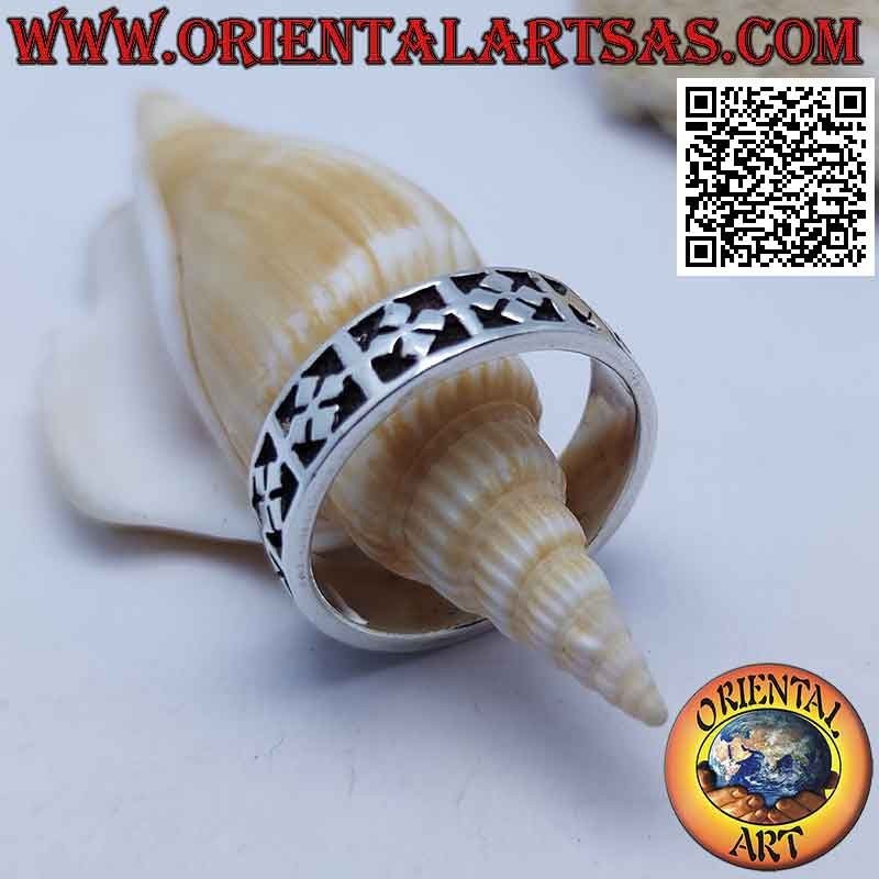 Anello in argento a fedina con croci di rombi incise in bassorilievo