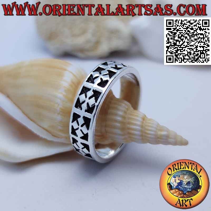 Anillo de plata con cruces de rombos grabadas en bajorrelieve