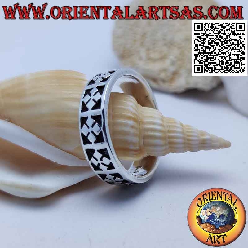 Anello in argento a fedina con croci di rombi incise in bassorilievo