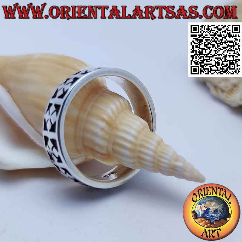 Anello in argento a fedina con croci di rombi incise in bassorilievo