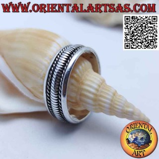 Bague en argent avec des lignes verticales entre entrelacs obliques