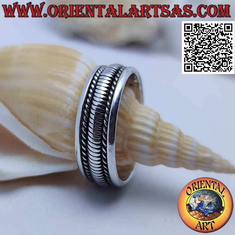 Silver ring with vertical lines between oblique interlacing