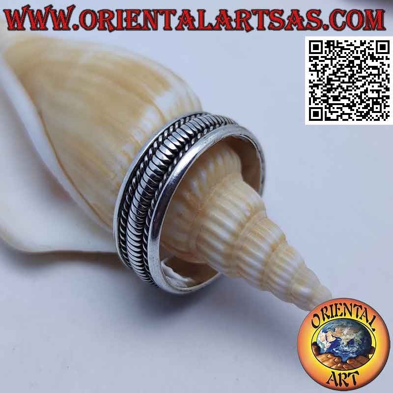 Silver ring with vertical lines between oblique interlacing