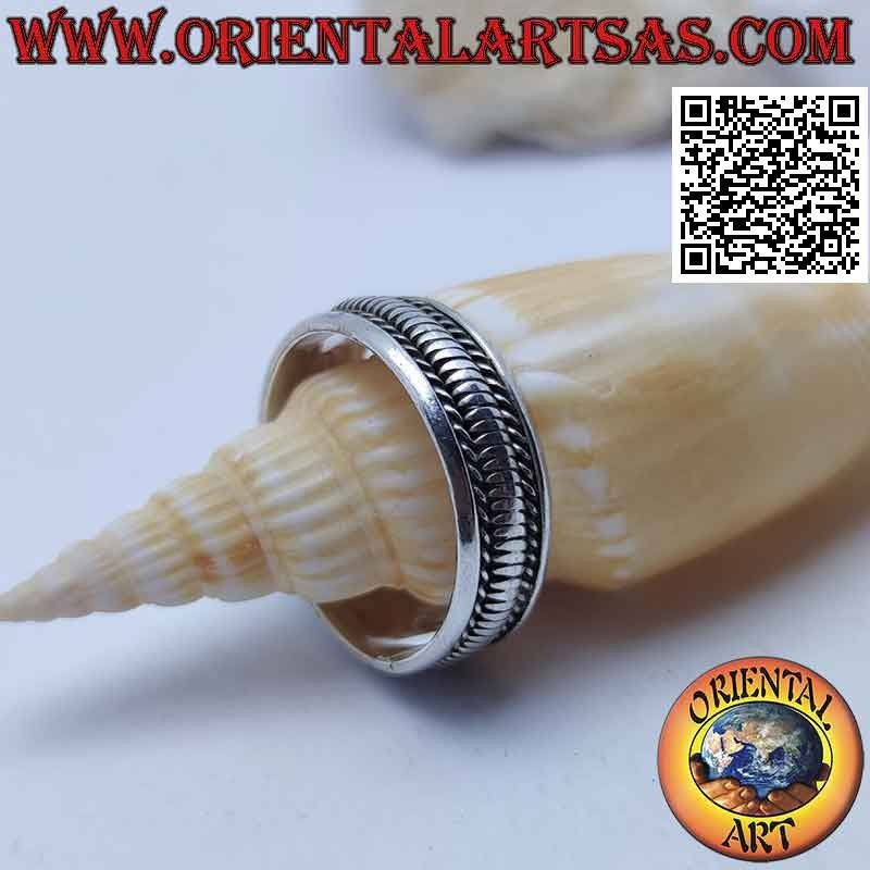 Anello in argento a fedina con linee verticali tra intrecci obliqui