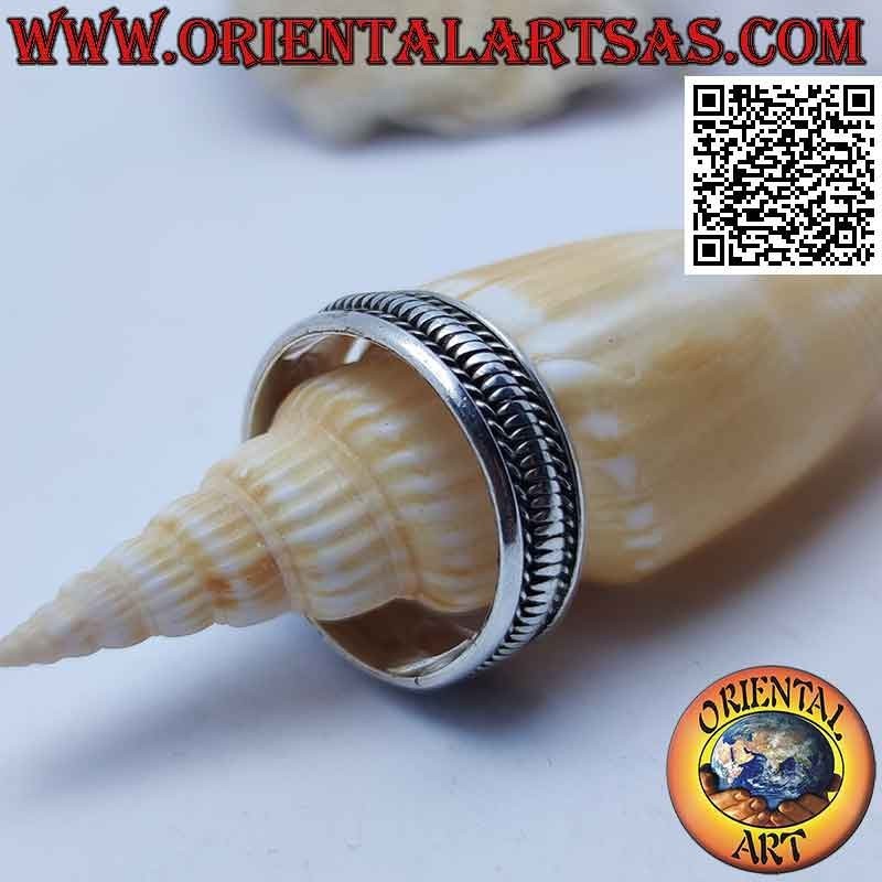 Anello in argento a fedina con linee verticali tra intrecci obliqui