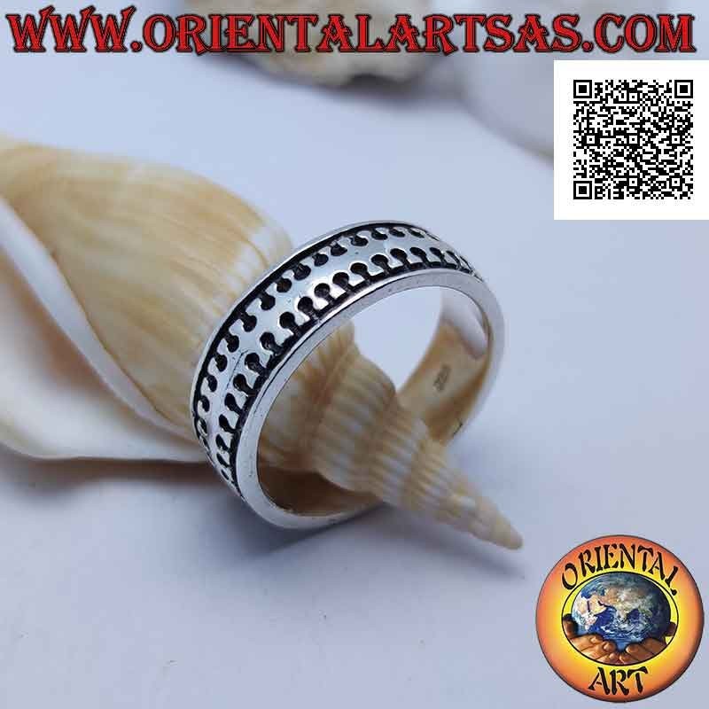 Anello in argento a fascia liscia con millepiedi liscio stilizzato in bassorilievo