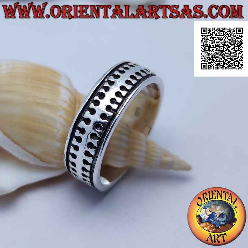 Smooth band silver ring with smooth millipede stylized in bas-relief
