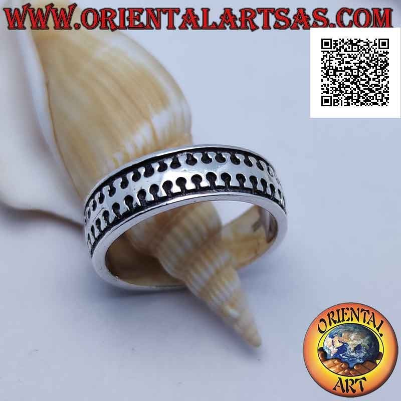 Anillo de plata de banda lisa con milpiés liso estilizado en bajorrelieve