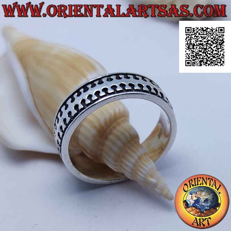 Anello in argento a fascia liscia con millepiedi liscio stilizzato in bassorilievo