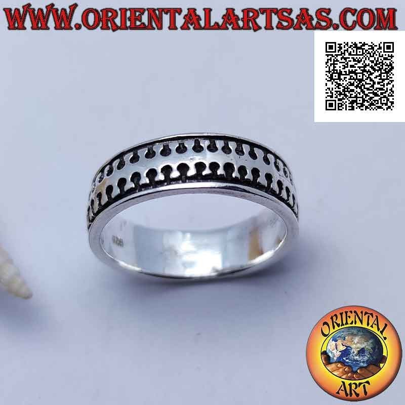 Smooth band silver ring with smooth millipede stylized in bas-relief