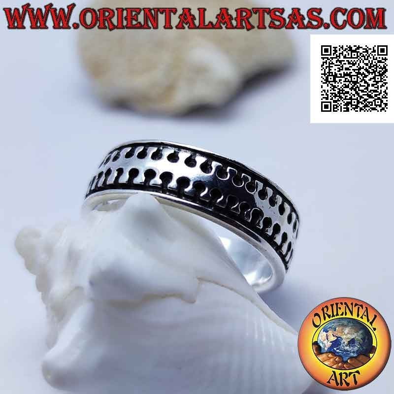 Smooth band silver ring with smooth millipede stylized in bas-relief