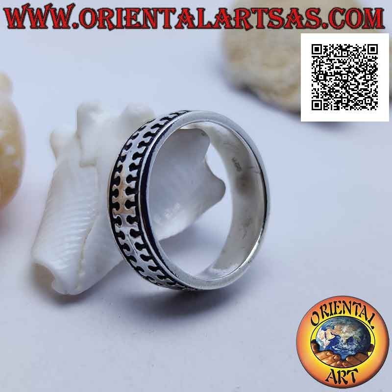 Smooth band silver ring with smooth millipede stylized in bas-relief