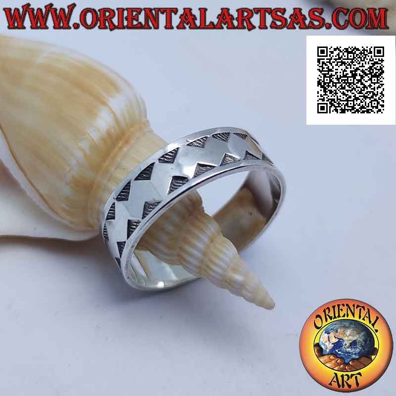 Anello in argento a fascia con linea spezzata spessa liscia in bassorilievo