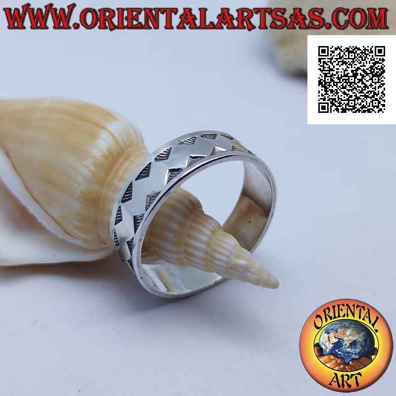 Anillo de plata con línea gruesa y suave quebrada en bajorrelieve