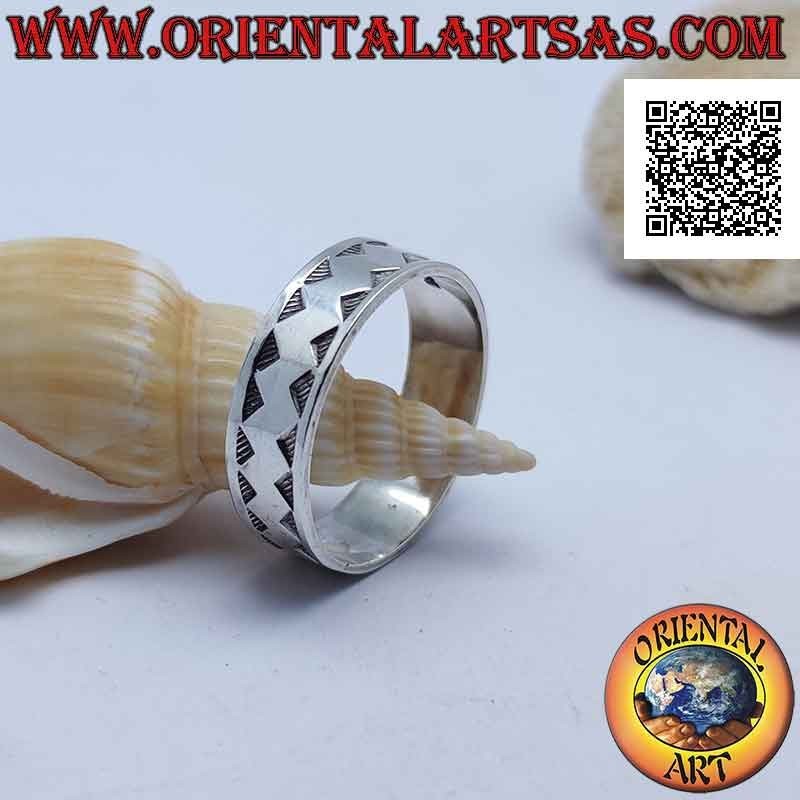 Anillo de plata con línea gruesa y suave quebrada en bajorrelieve
