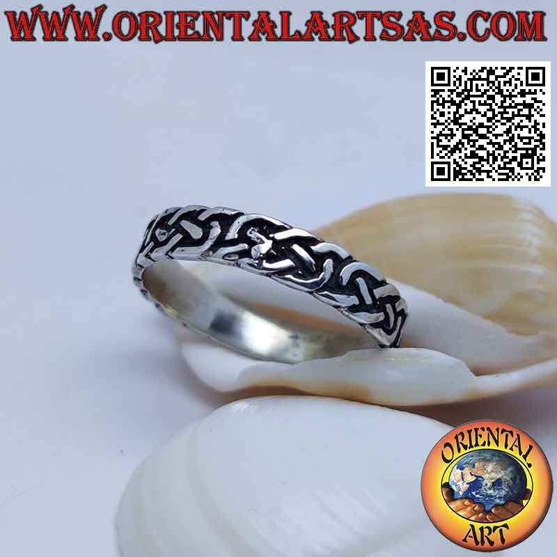 Bague en argent avec une tresse de trois lignes lisses