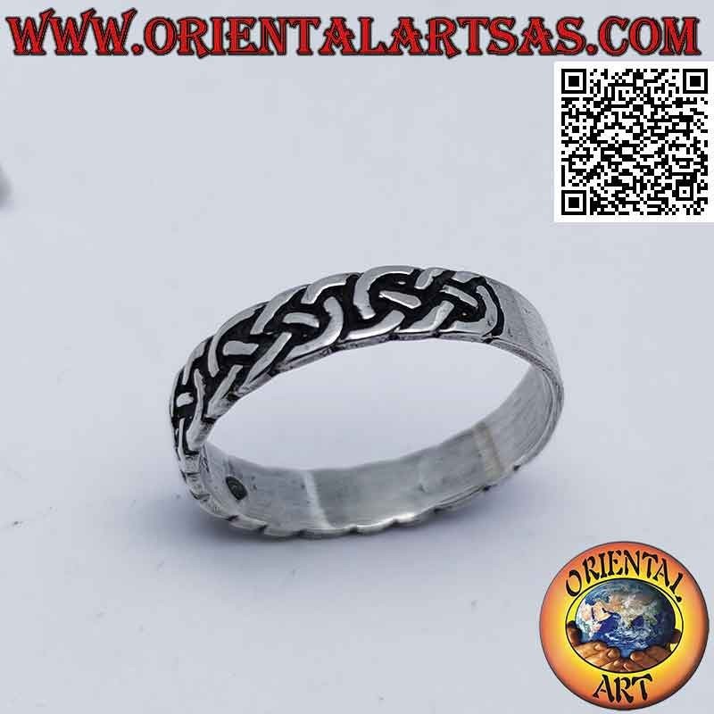 Anillo de plata con una trenza de tres líneas suaves