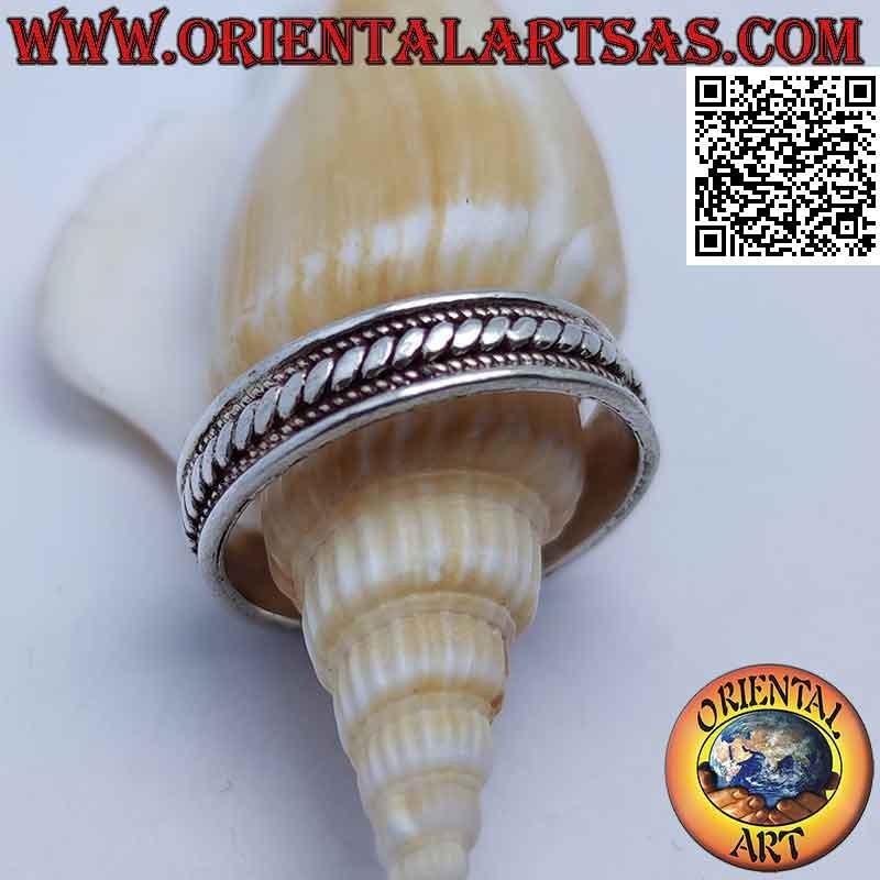 Anillo de plata con líneas oblicuas entre puntos, hecho a mano.