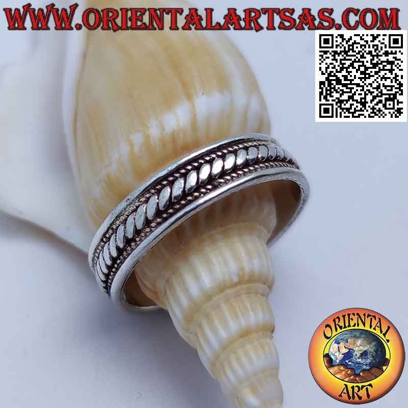 Bague en argent avec des lignes obliques entre les points, fait main