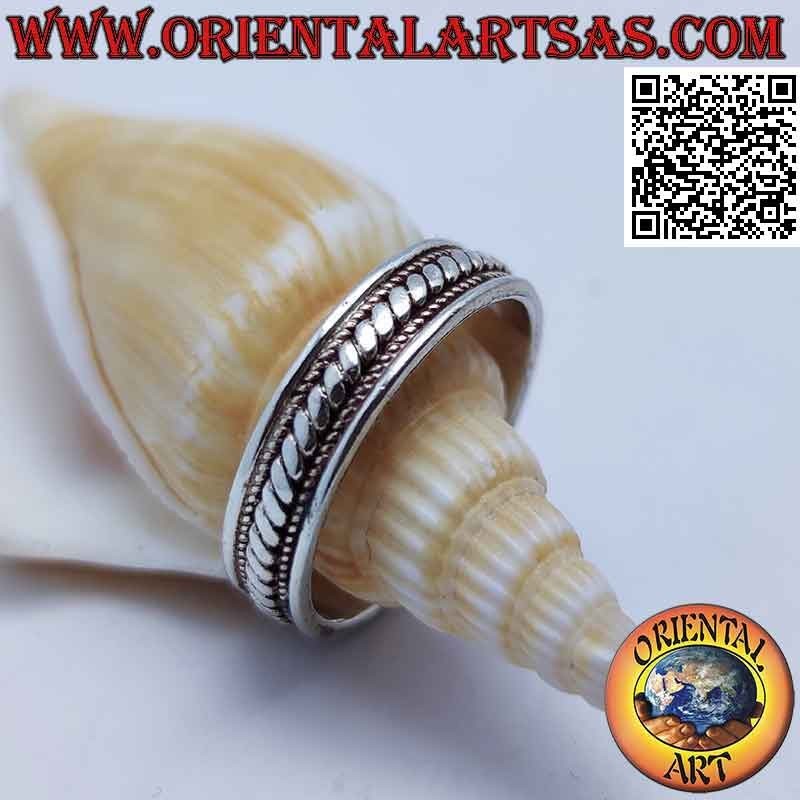 Anillo de plata con líneas oblicuas entre puntos, hecho a mano.