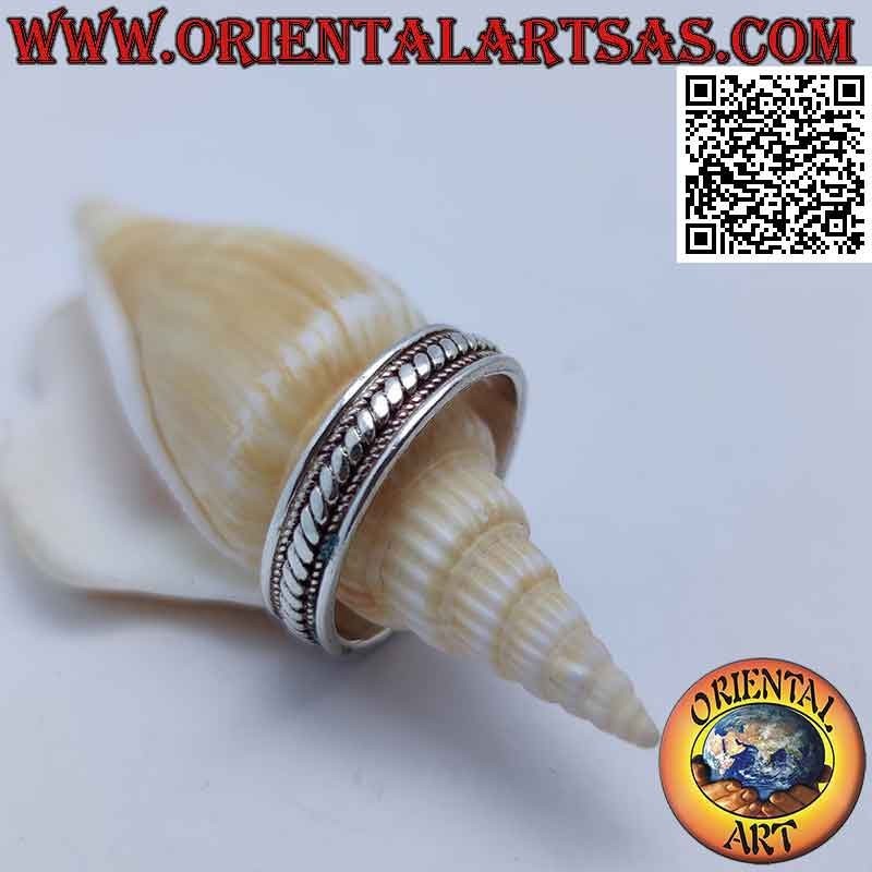 Bague en argent avec des lignes obliques entre les points, fait main