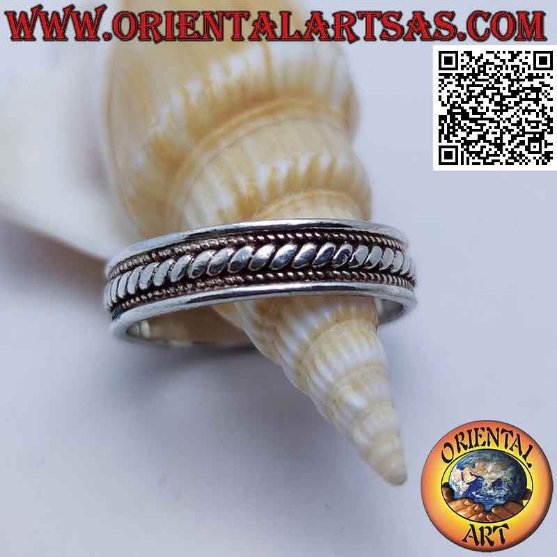 Anillo de plata con líneas oblicuas entre puntos, hecho a mano.