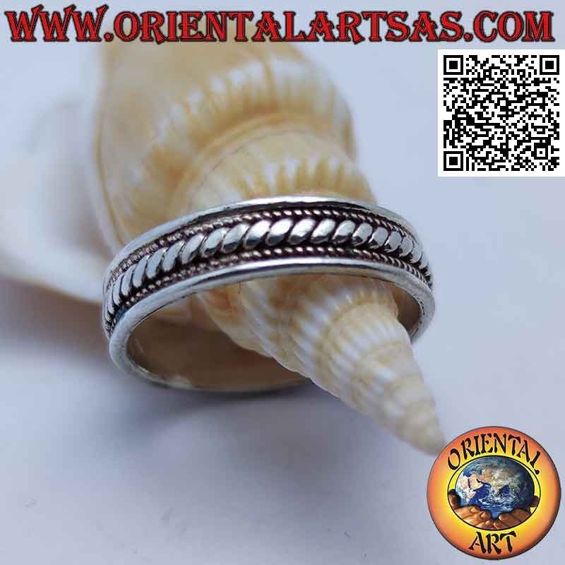 Anillo de plata con líneas oblicuas entre puntos, hecho a mano.