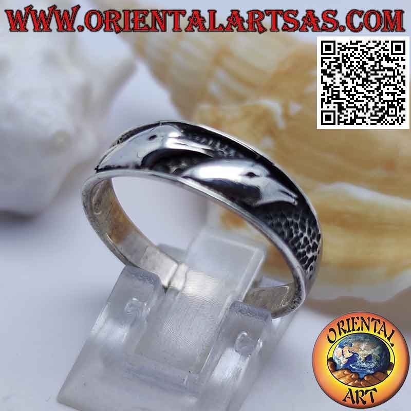 Anillo de plata con bustos de delfines en bajorrelieve