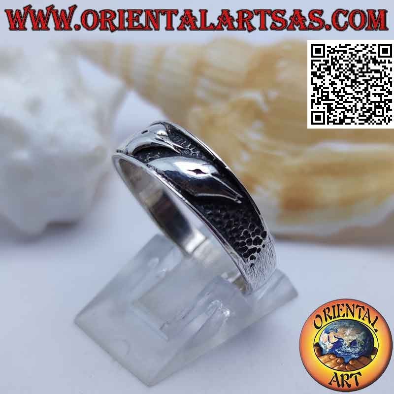 Anello in argento a fedina con busti di delfini in bassorilievo