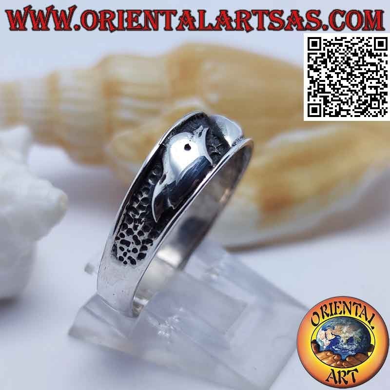 Anello in argento a fedina con busti di delfini in bassorilievo